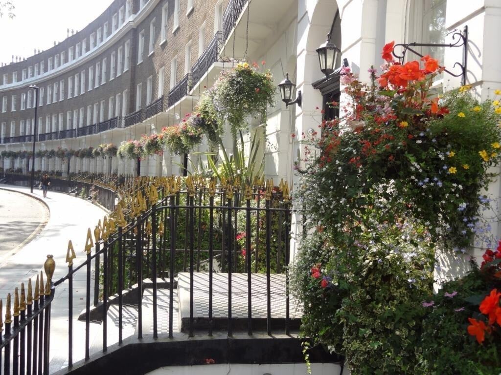 Flat Cartwright Gardens in Greater London