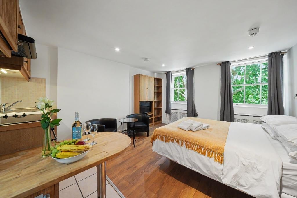 Flat Cartwright Gardens in Greater London