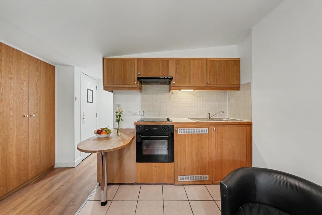 Flat Cartwright Gardens in Greater London