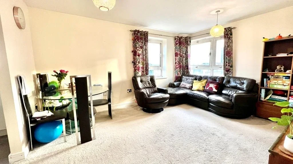 Flat Hainault Street in Greater London