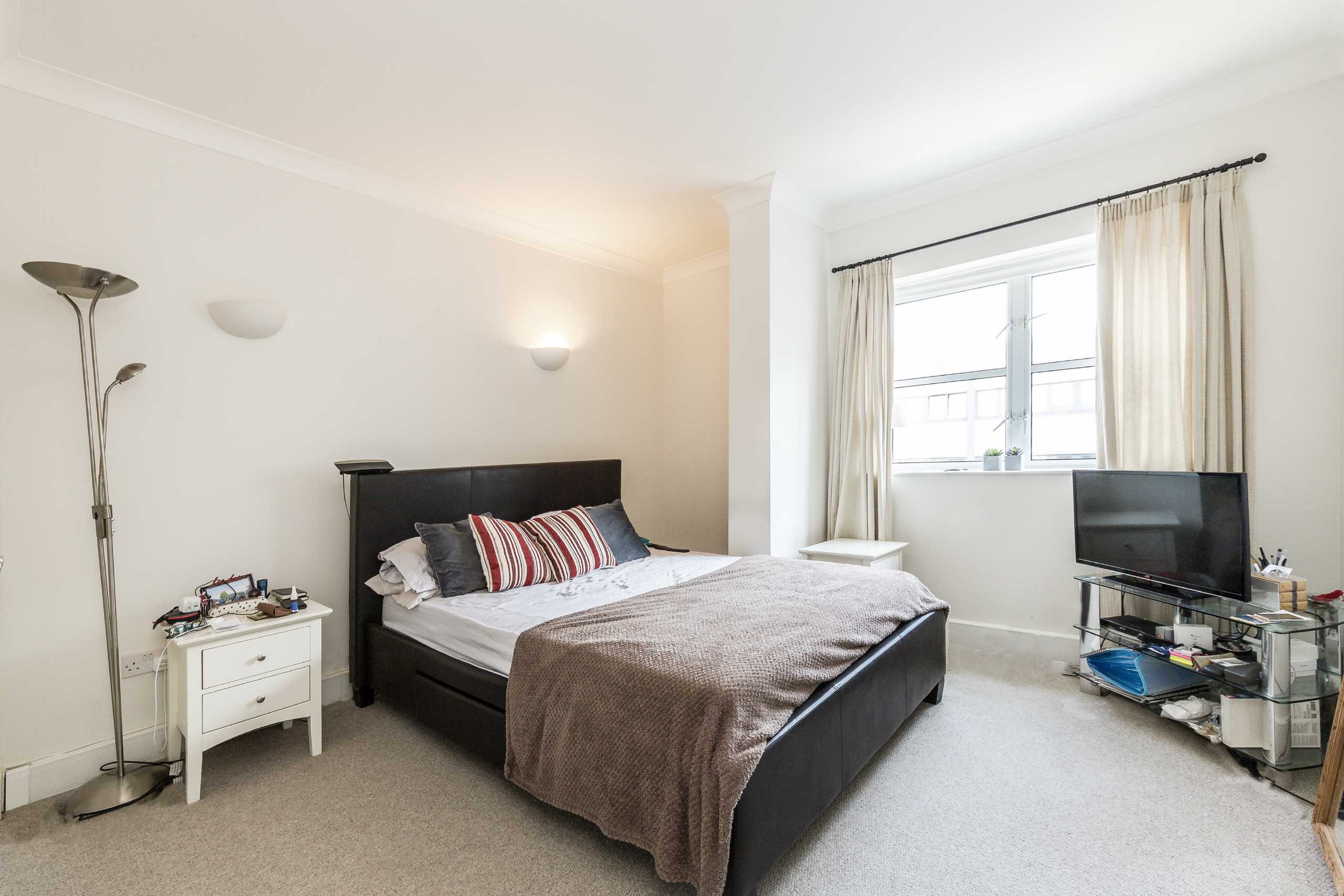 Flat Worple Road in Greater London
