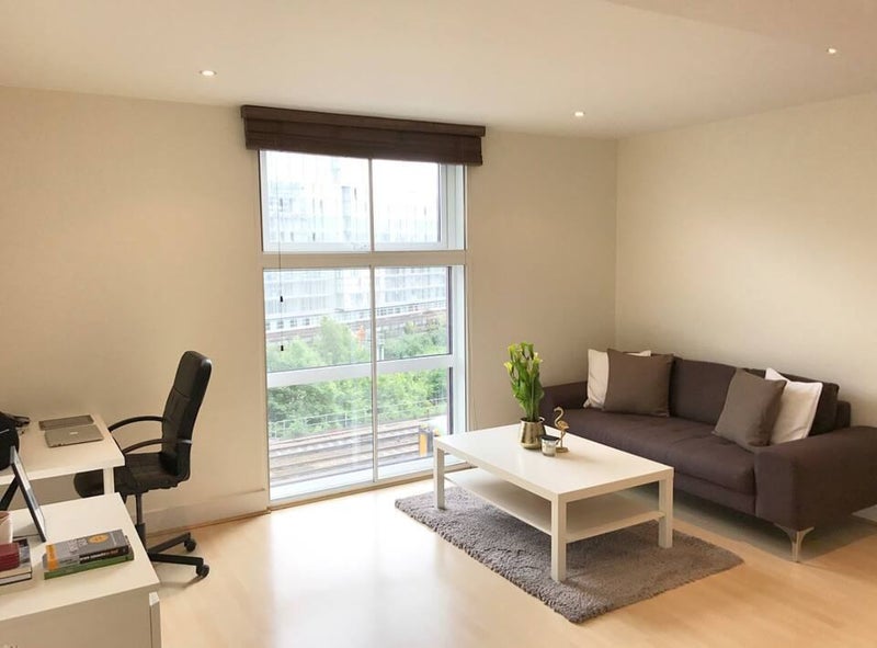 Flat Queenstown Road in Greater London