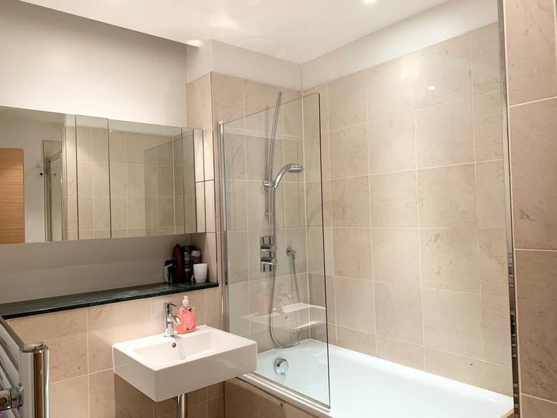 Flat Queenstown Road in Greater London