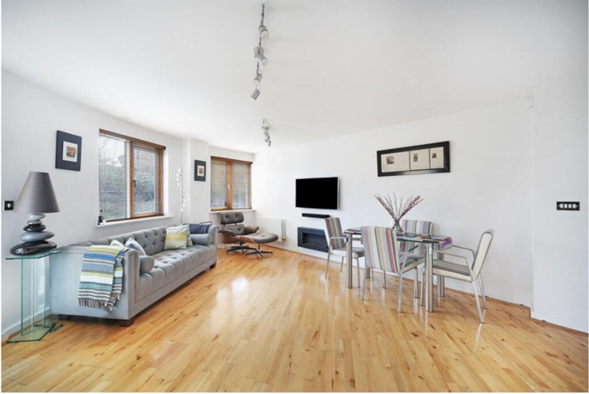 Flat Pancras Way in Greater London