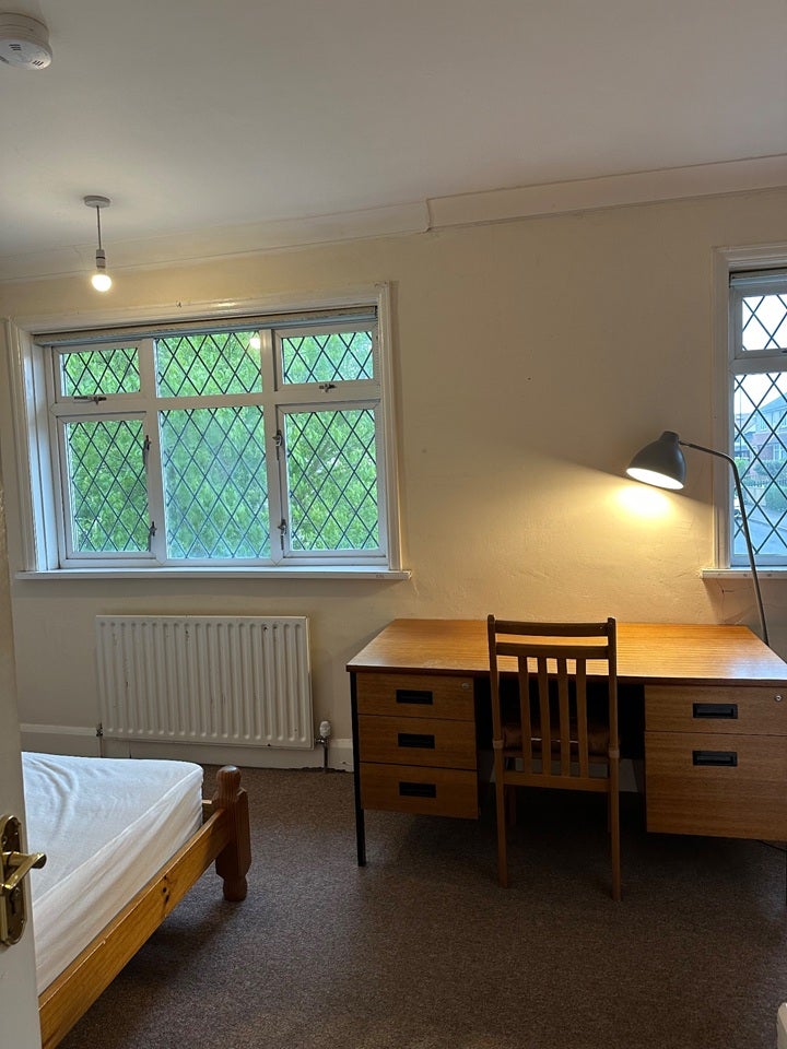 Room Honeysuckle Road in Southampton