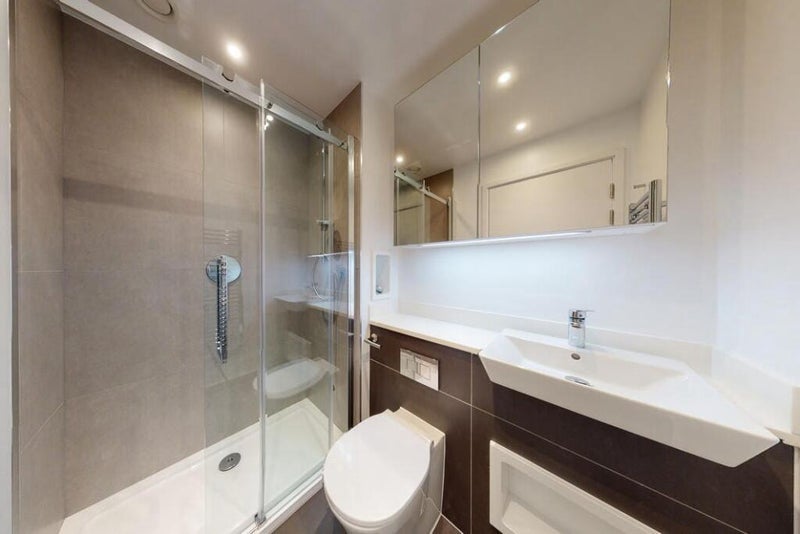 Room Ash Avenue in Greater London