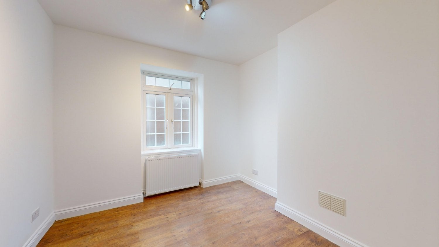 Flat Dundee Road in Greater London