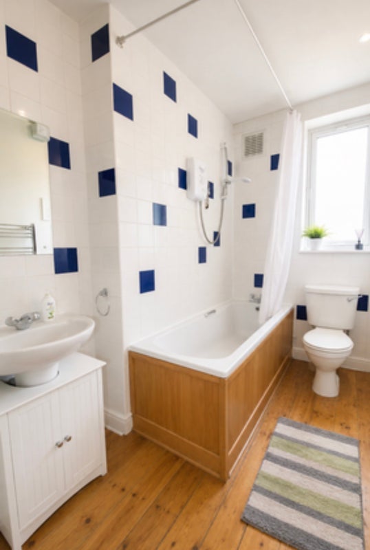 Room Crowndale Road in Greater London