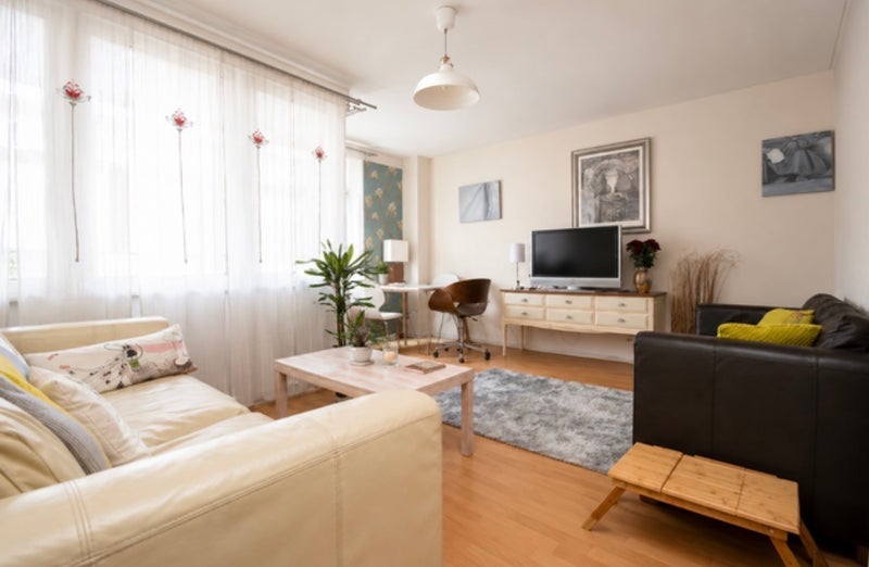 Room Crowndale Road in Greater London