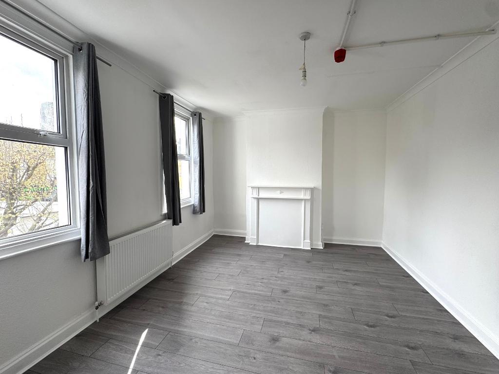 Flat Bellenden Road in Greater London