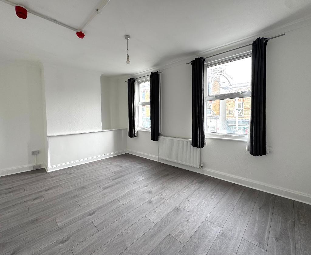 Flat Bellenden Road in Greater London