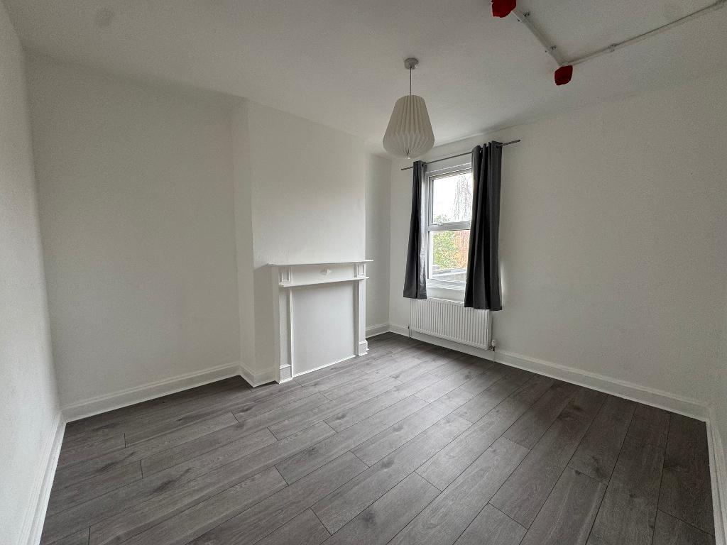 Flat Bellenden Road in Greater London