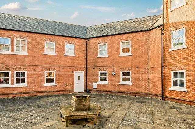 Flat Priory Court in Berkhamsted