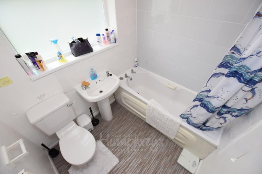 Room Colwyn Road in Northampton