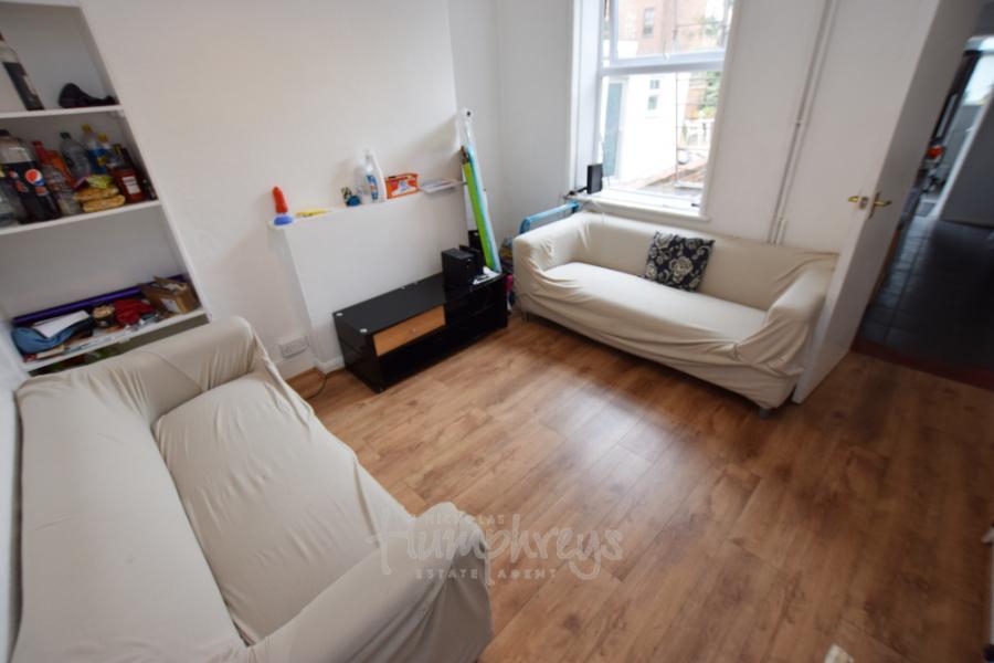 Room Colwyn Road in Northampton
