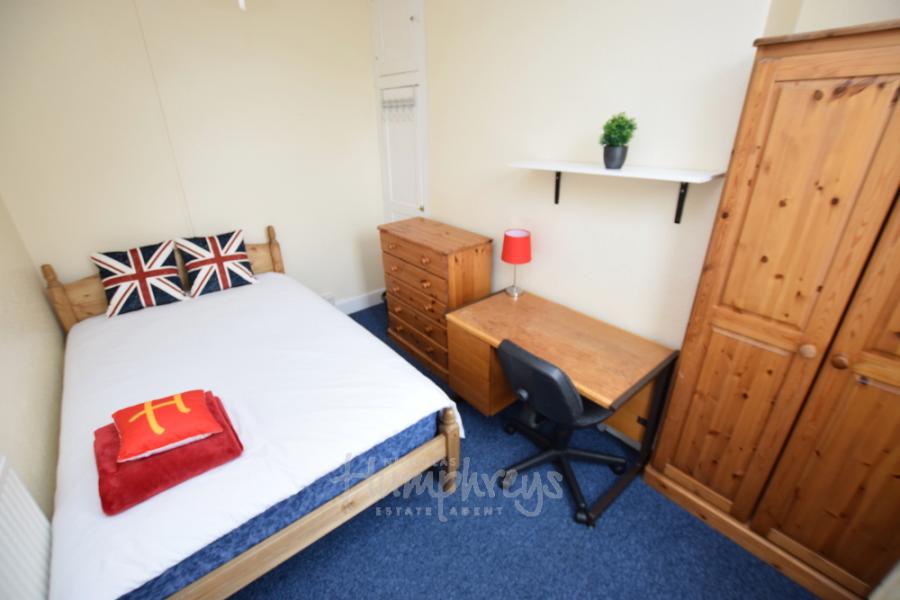 Room Colwyn Road in Northampton
