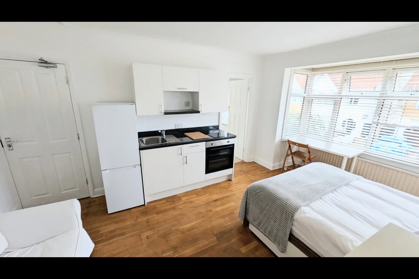 Flat Burlington Avenue in Slough