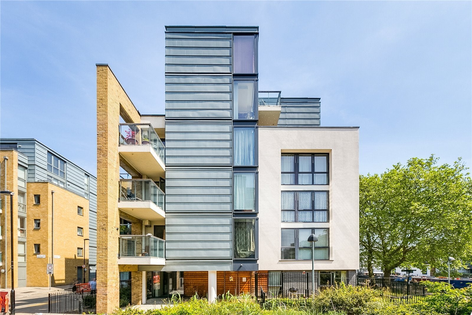 Flat Canalside Square in Greater London