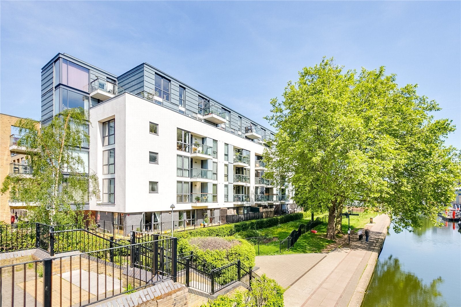 Flat Canalside Square in Greater London