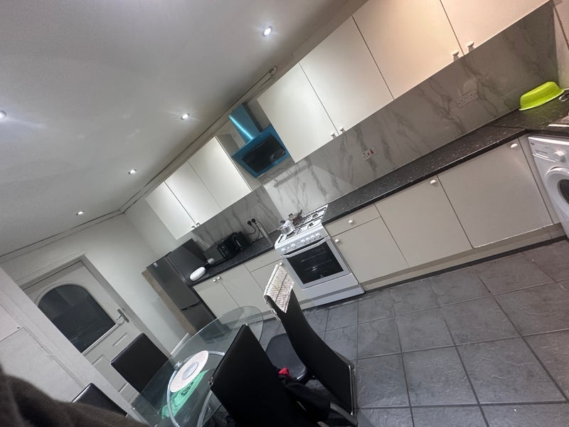 Room Amberton Crescent in Leeds