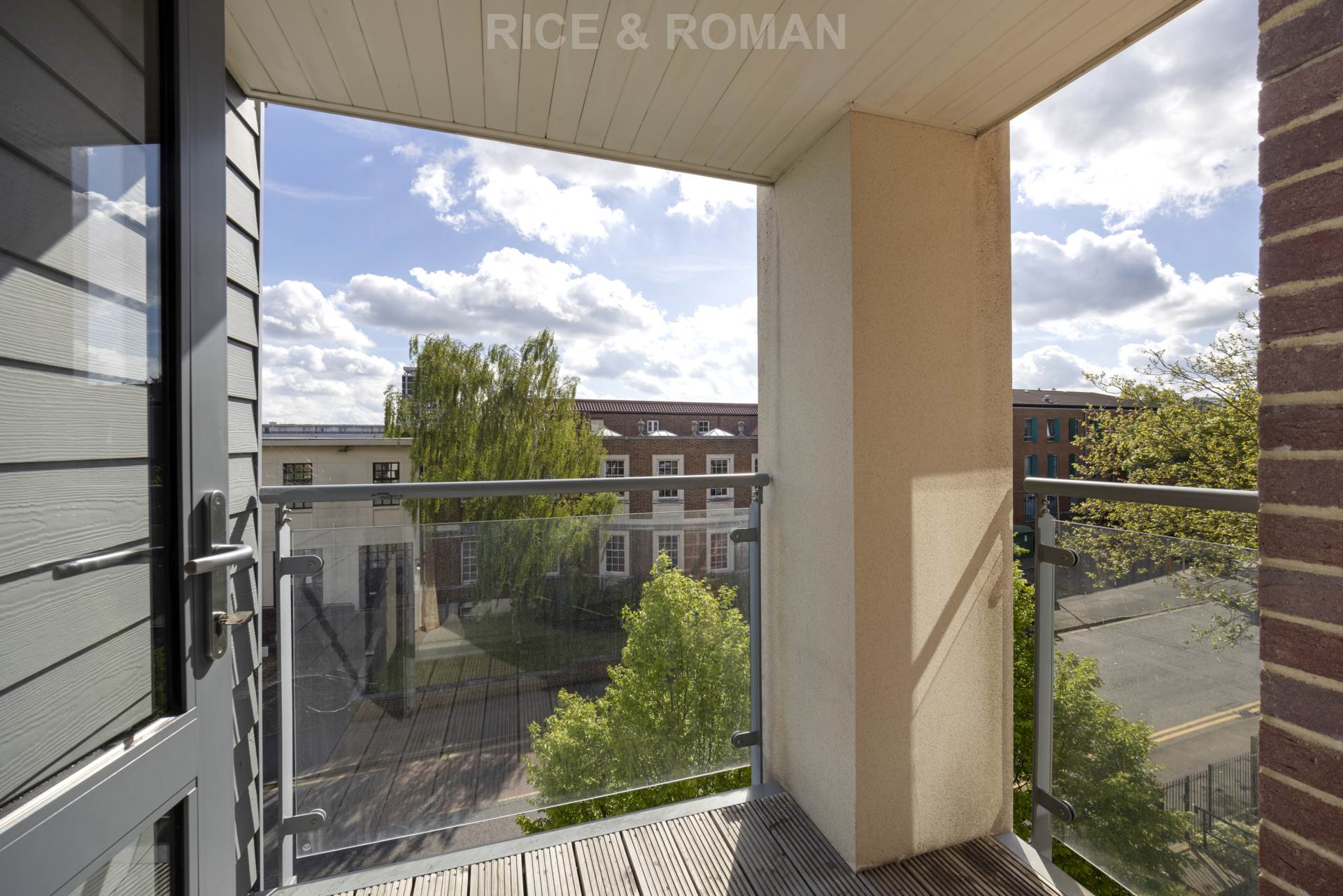 Flat Shotfield in Greater London