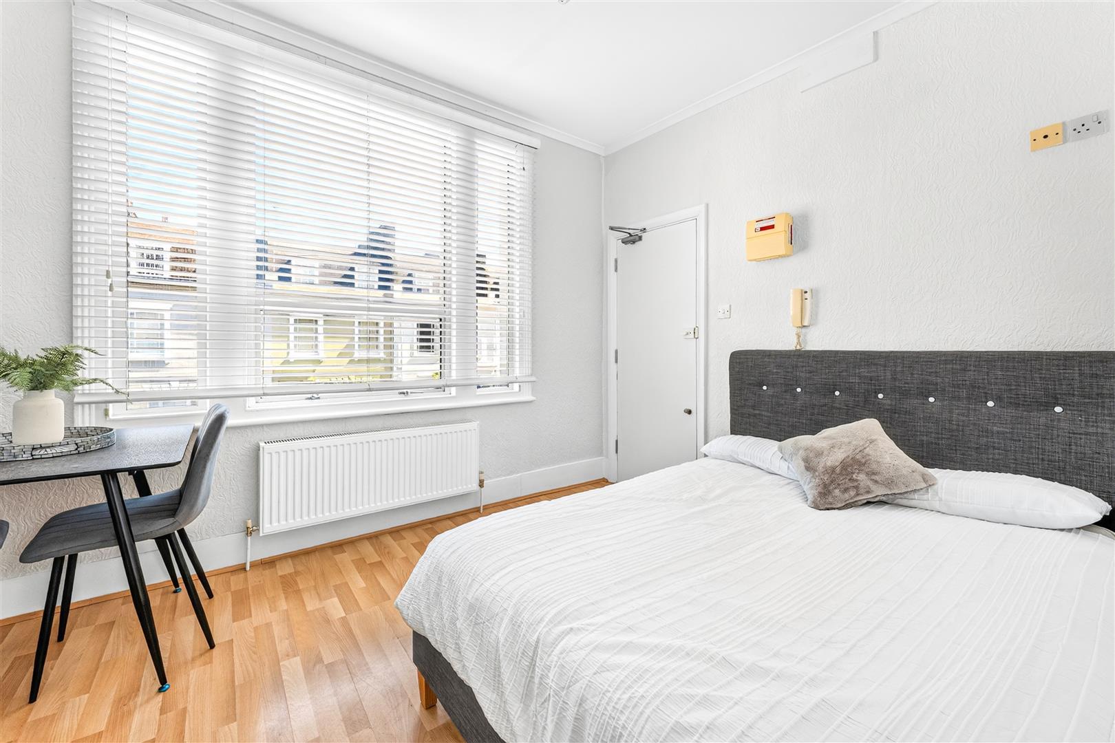 Flat Earl's Court Gardens in Greater London