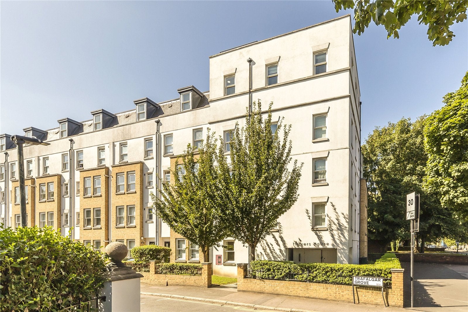 Flat Trafalgar Grove in Greater London