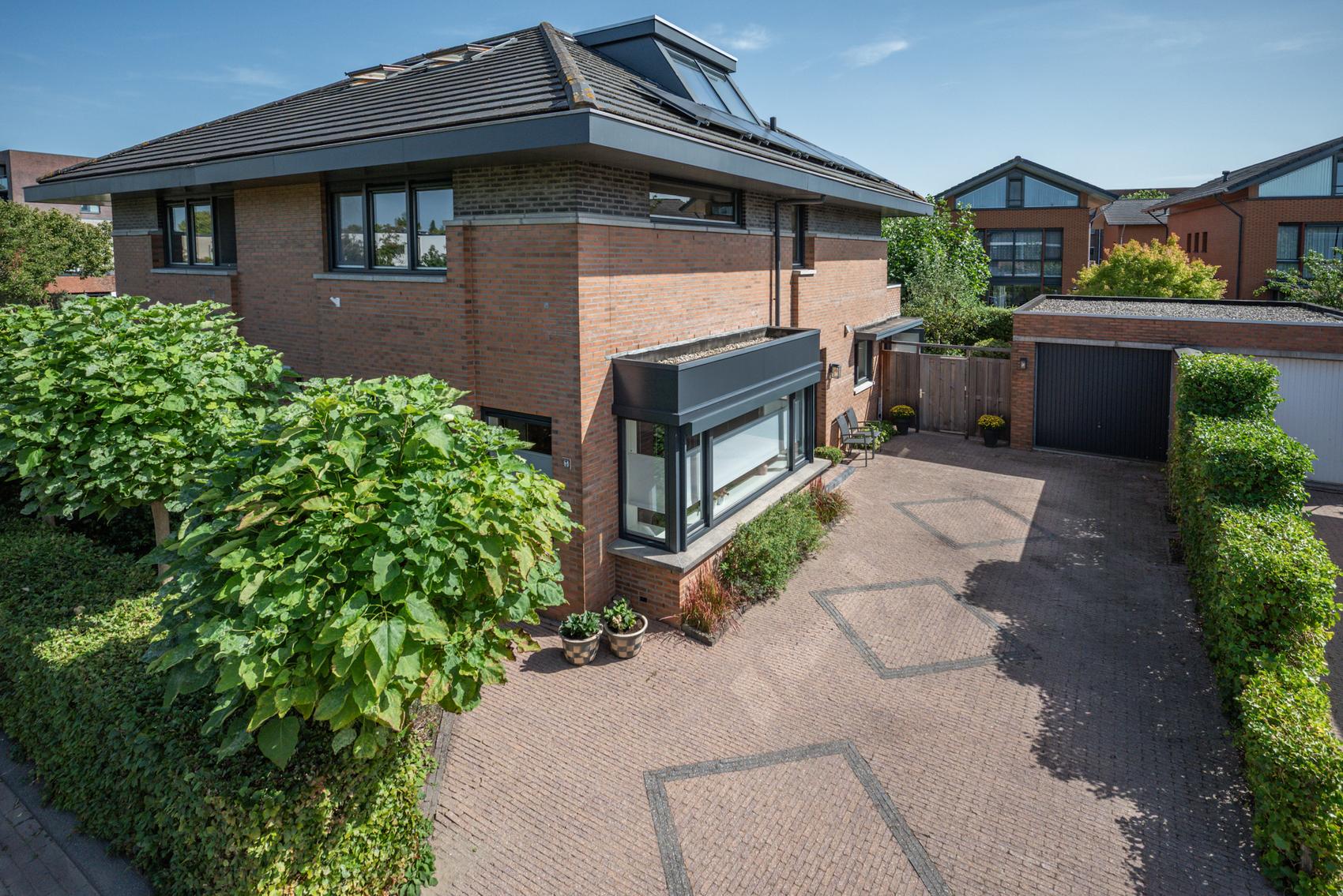 Twee-onder-één-kap te koop: Madelieftuin 3, Bergschenhoek