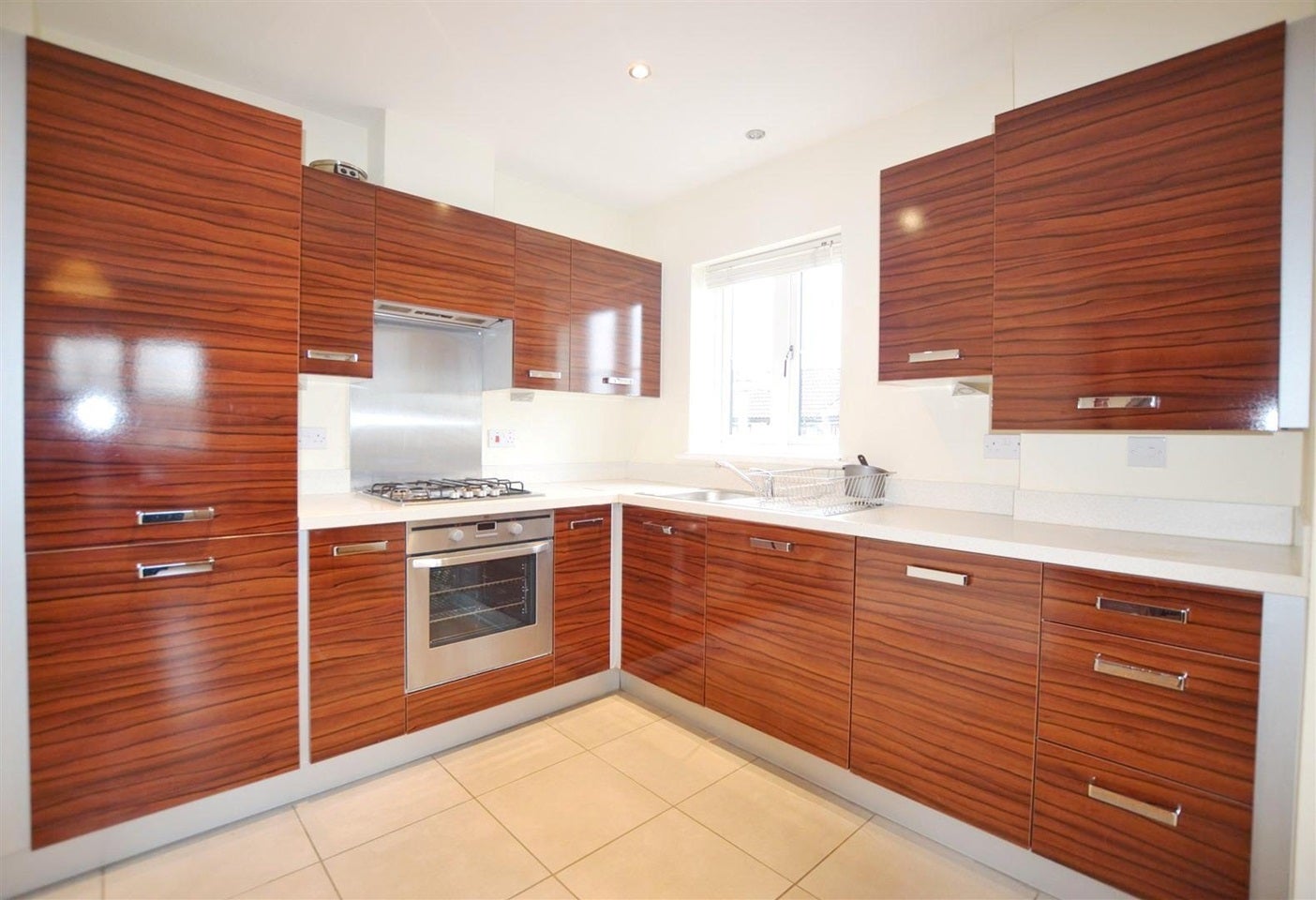 Flat Horseshoe Drive in Greater London