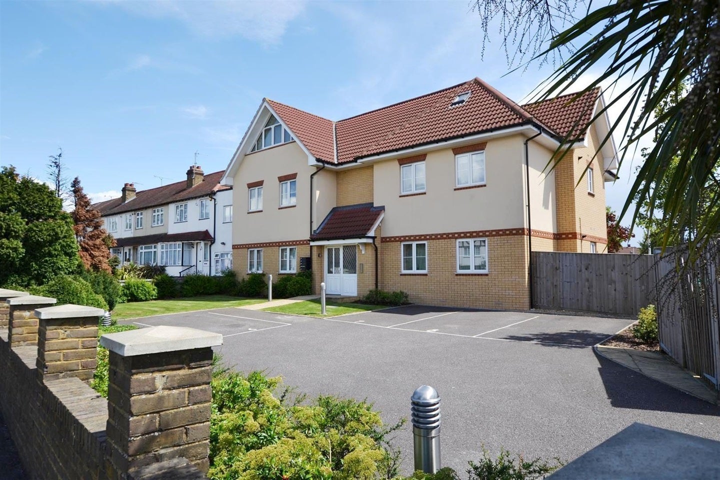 Flat Horseshoe Drive in Greater London
