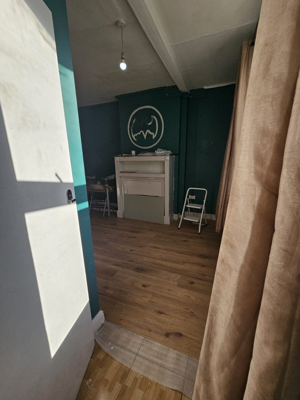 Room Whitehorse Road in Greater London