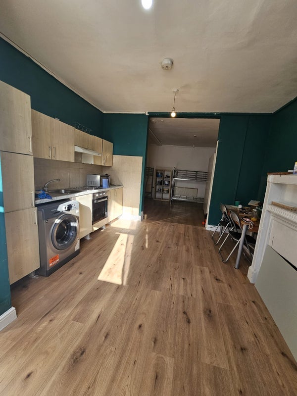 Room Whitehorse Road in Greater London