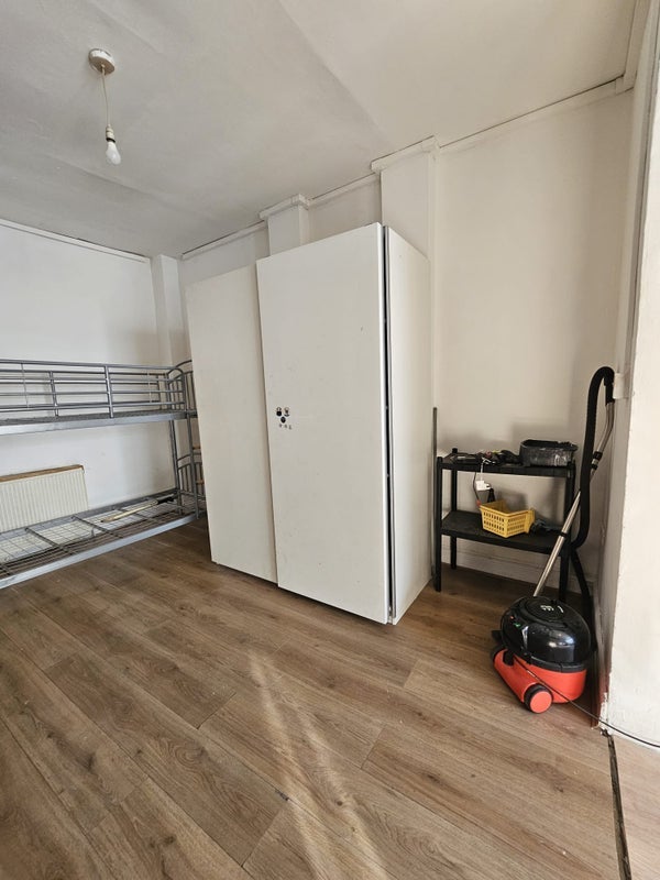 Room Whitehorse Road in Greater London