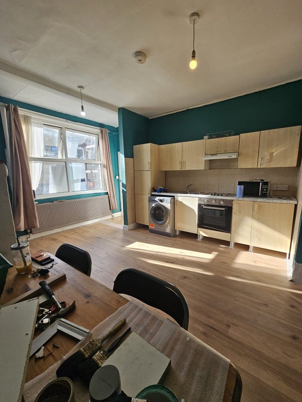 Room Whitehorse Road in Greater London