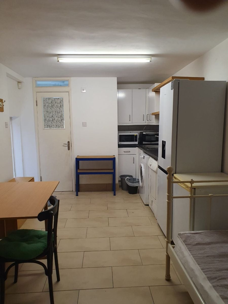 Flat Chandos Avenue in Greater London