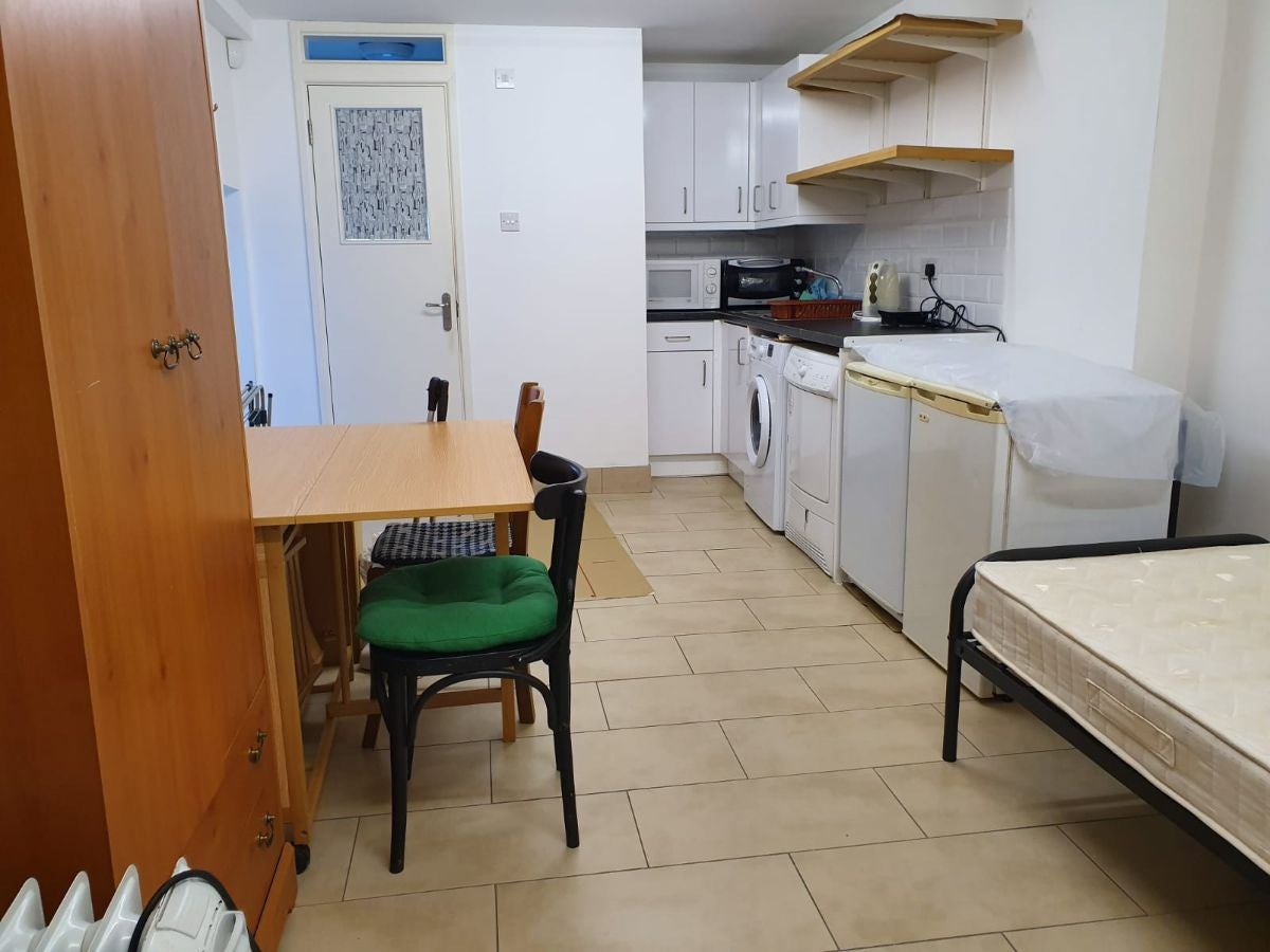 Flat Chandos Avenue in Greater London