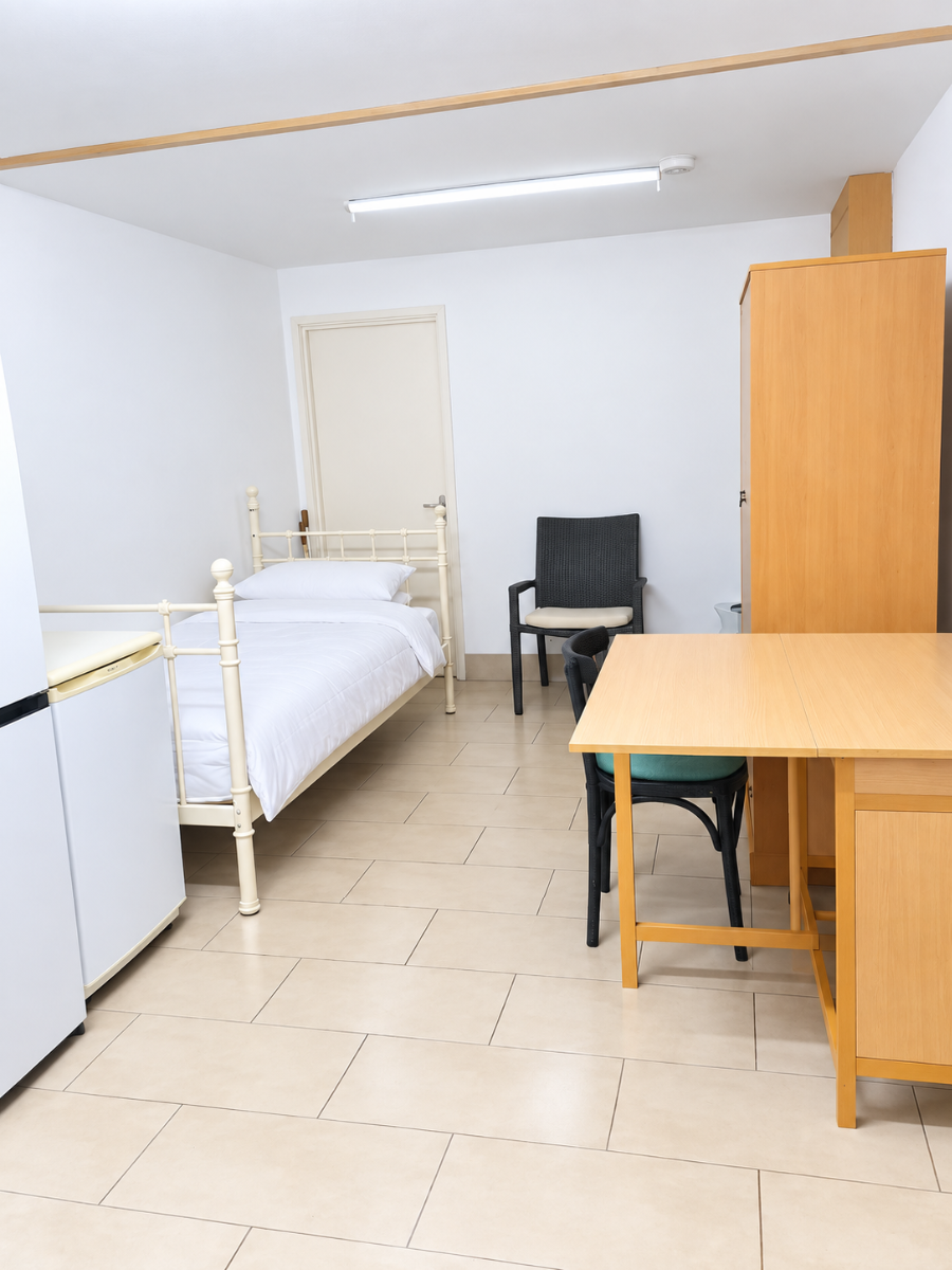 Flat Chandos Avenue in Greater London