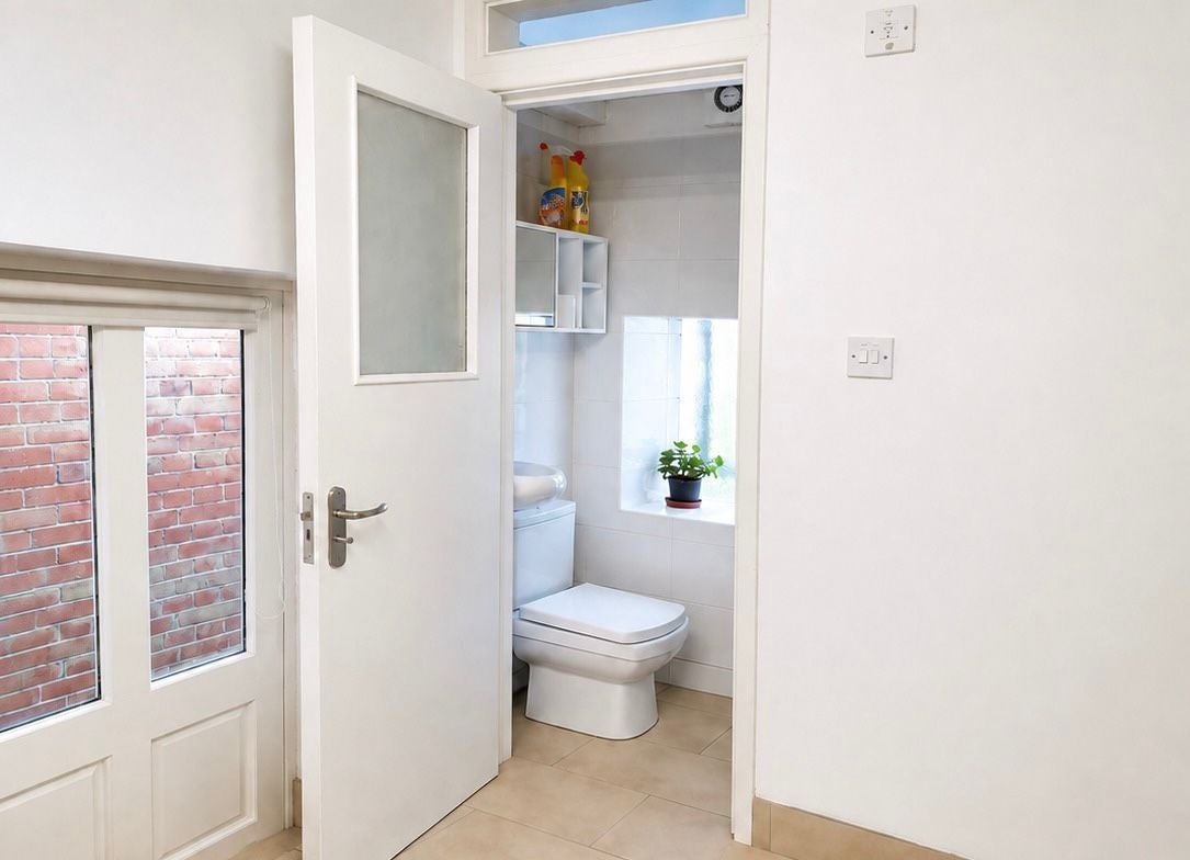 Flat Chandos Avenue in Greater London