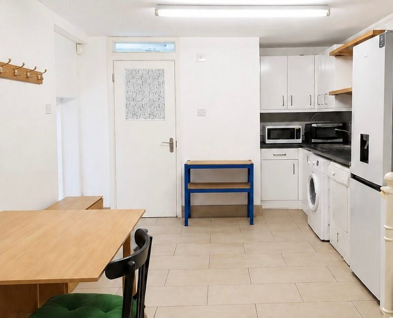 Flat Chandos Avenue in Greater London