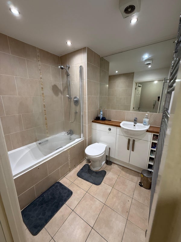 Flat Robina Court in Coventry