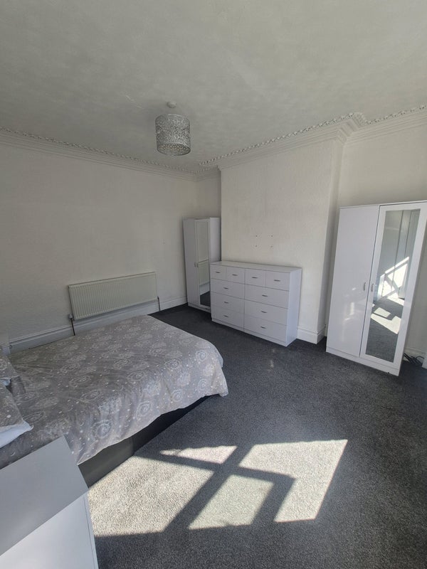 Room Strathmore Road in Liverpool