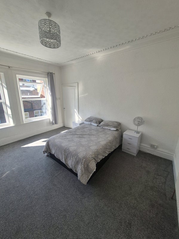 Room Strathmore Road in Liverpool