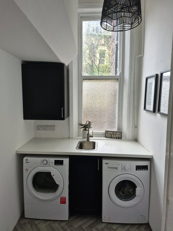 Room Strathmore Road in Liverpool