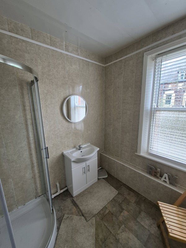 Room Strathmore Road in Liverpool