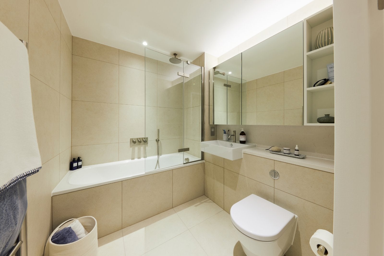 Flat New Drum Street in Greater London