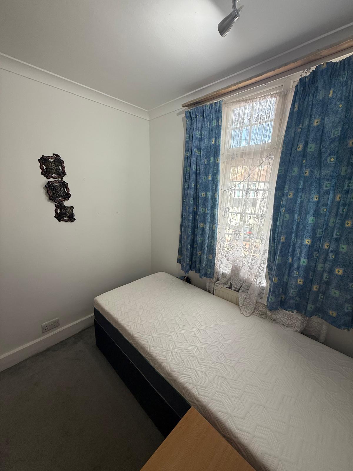 Room Halsham Crescent in Greater London