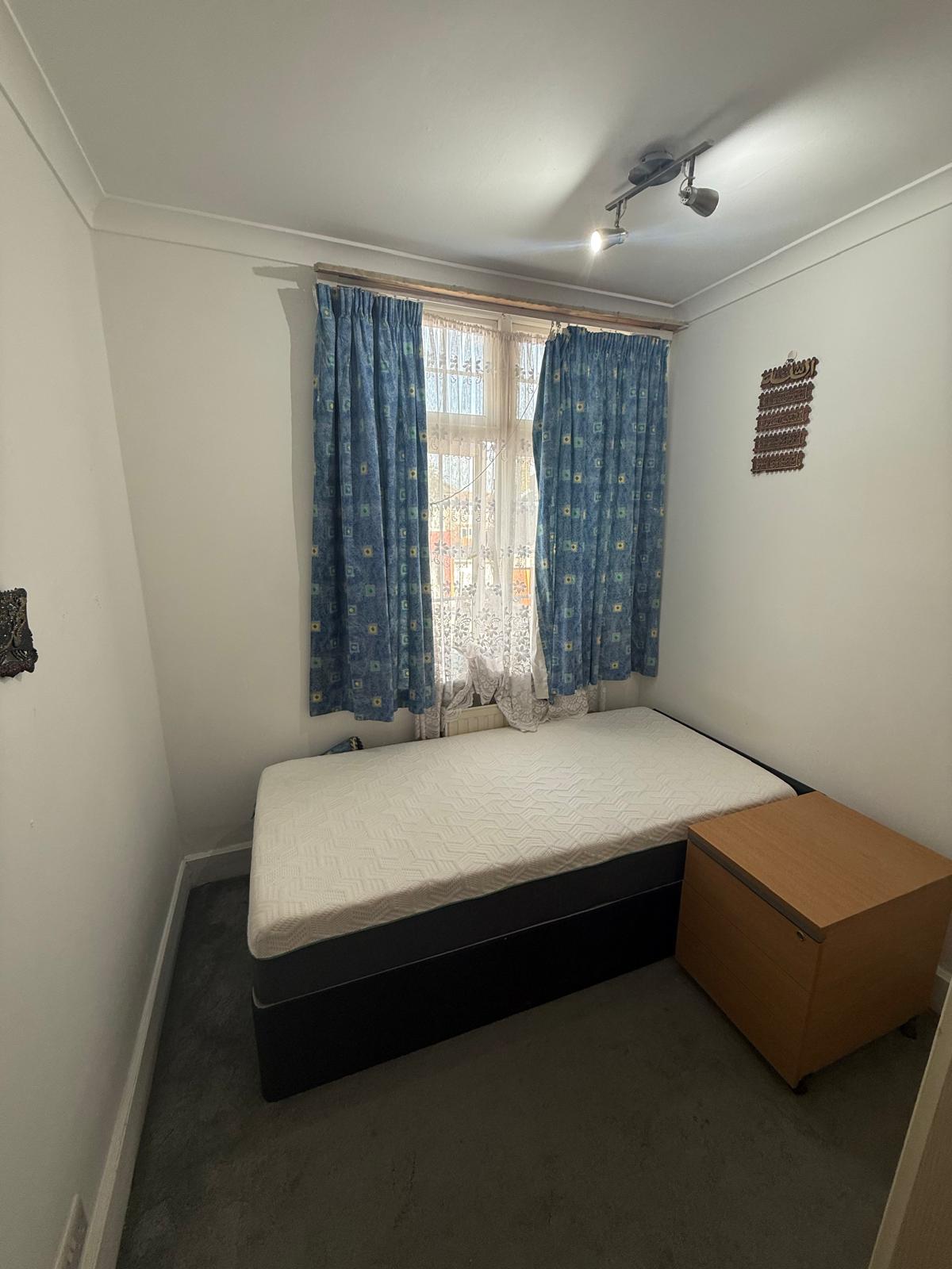 Room Halsham Crescent in Greater London