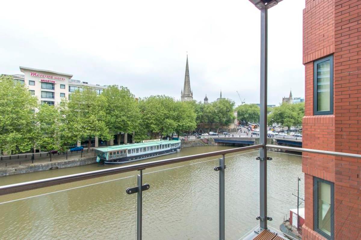 Flat Vantage Quay Bridge in Manchester