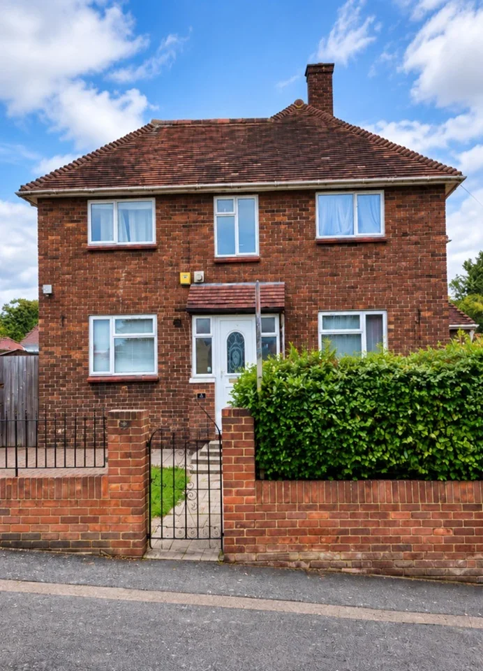 House Woodbridge Lane in Greater London