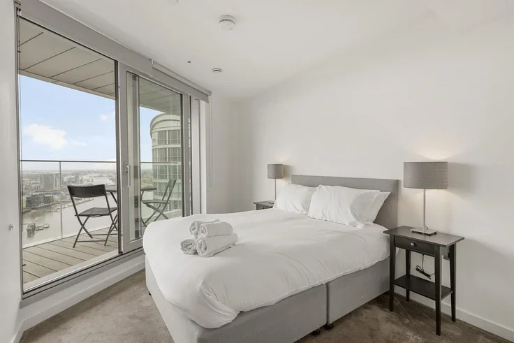 Flat Biscayne Avenue in Greater London